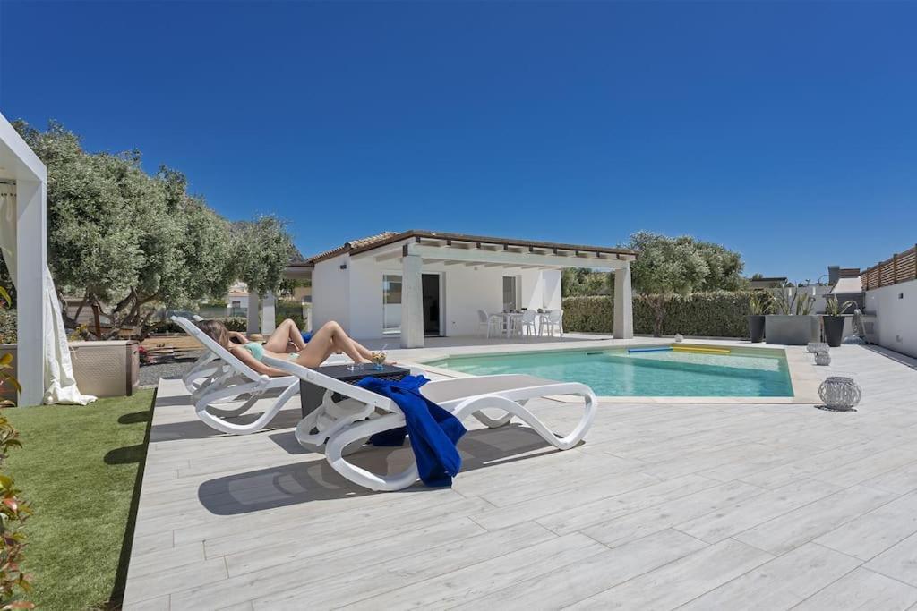 Villa 350 Mt Claudia Con Piscina Privata Tertenìa