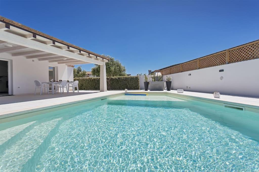 Villa 350 Mt Claudia Con Piscina Privata Tertenia
